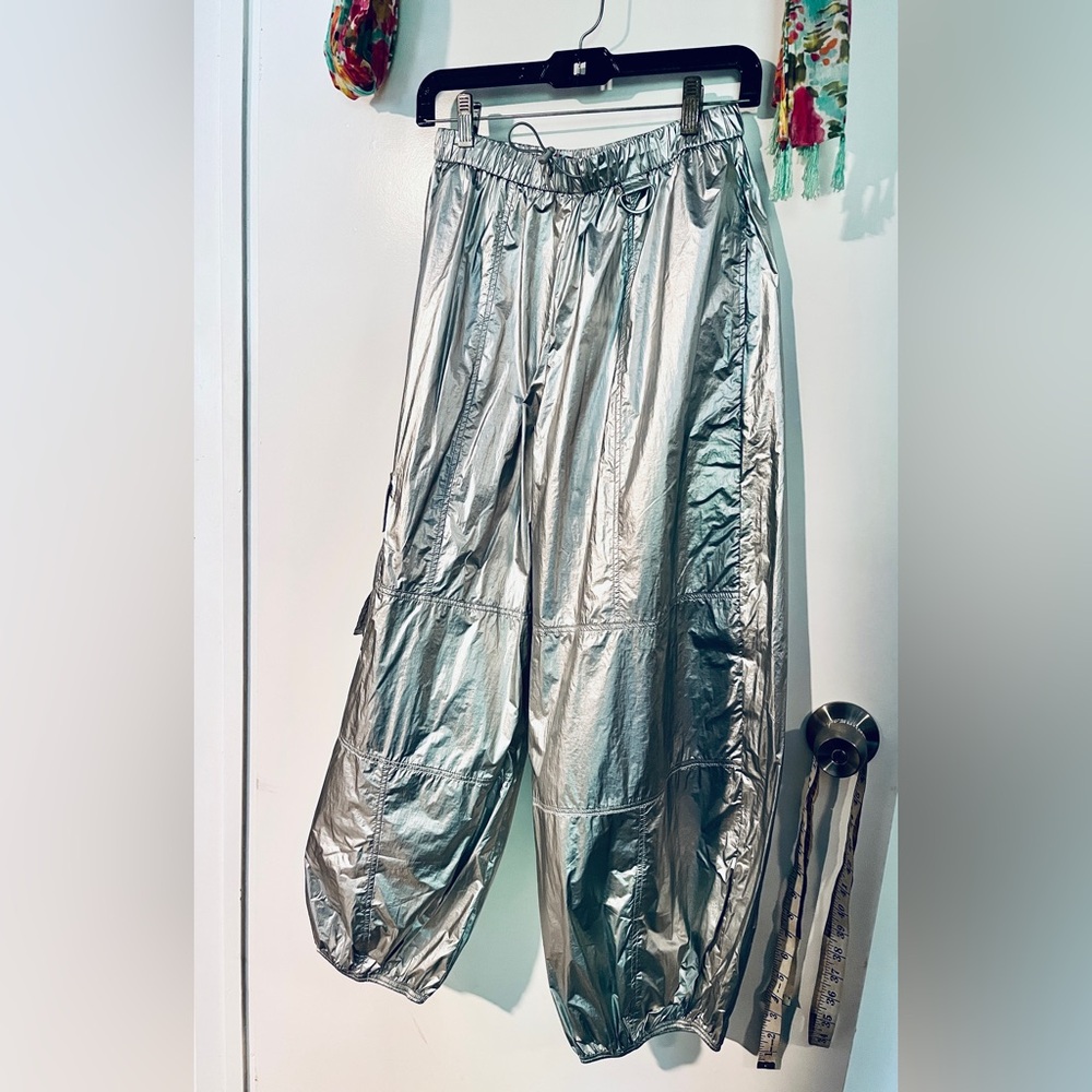 😎Silver parachute balloon pants women’s Small Urban Outfitters Worn once😎
